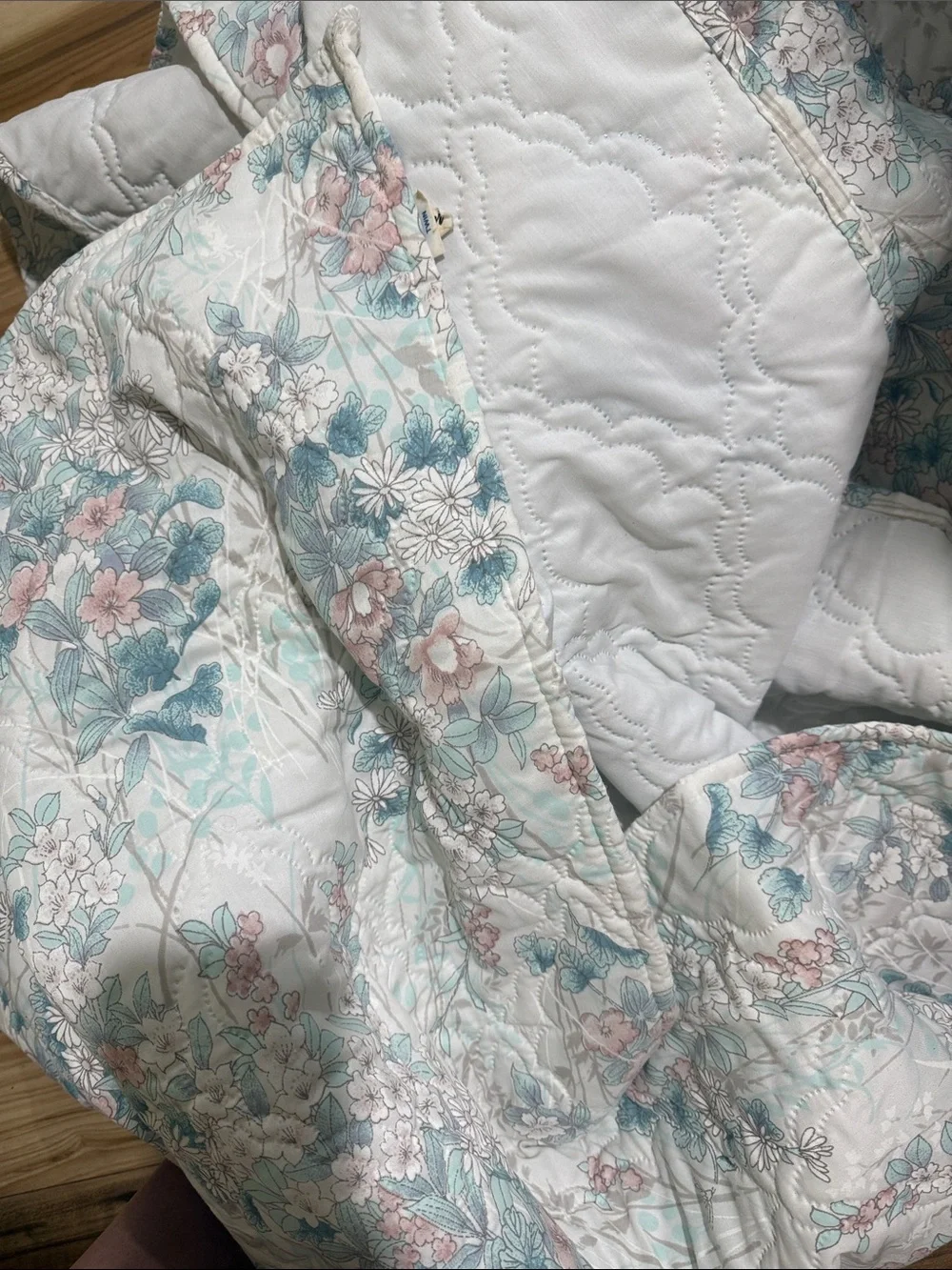 Vintage Cannon Floral Quilted Comforter in White with Blue & Pink Blooms twin